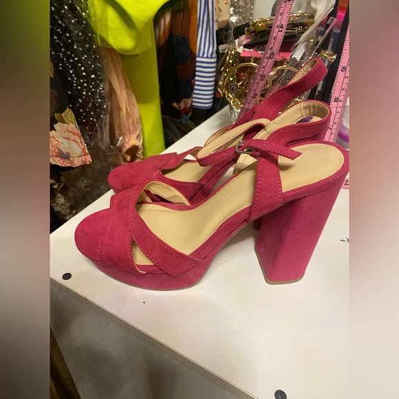 Wild Diva Fuchsia Block Heels Size 6.5 - Picture 4 of 6